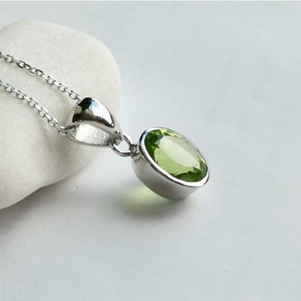 NEW  Deep cut Oval Peridot sterling silver pendant necklace - Picture 3 of 8